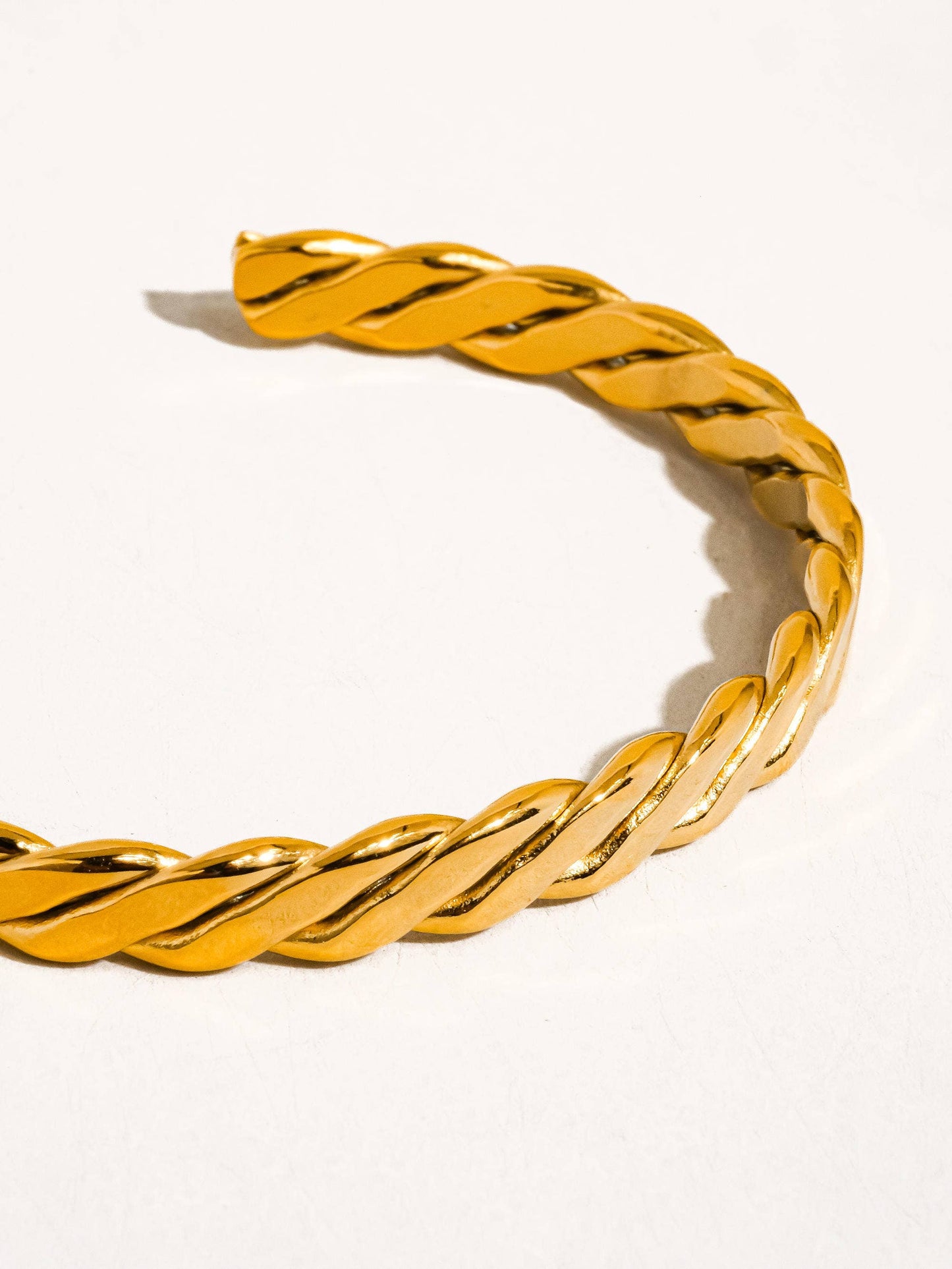 Flânerie by MAIQ - Bénir 18K Gold Non-Tarnish Braided Thin Bangle: Yellow Gold