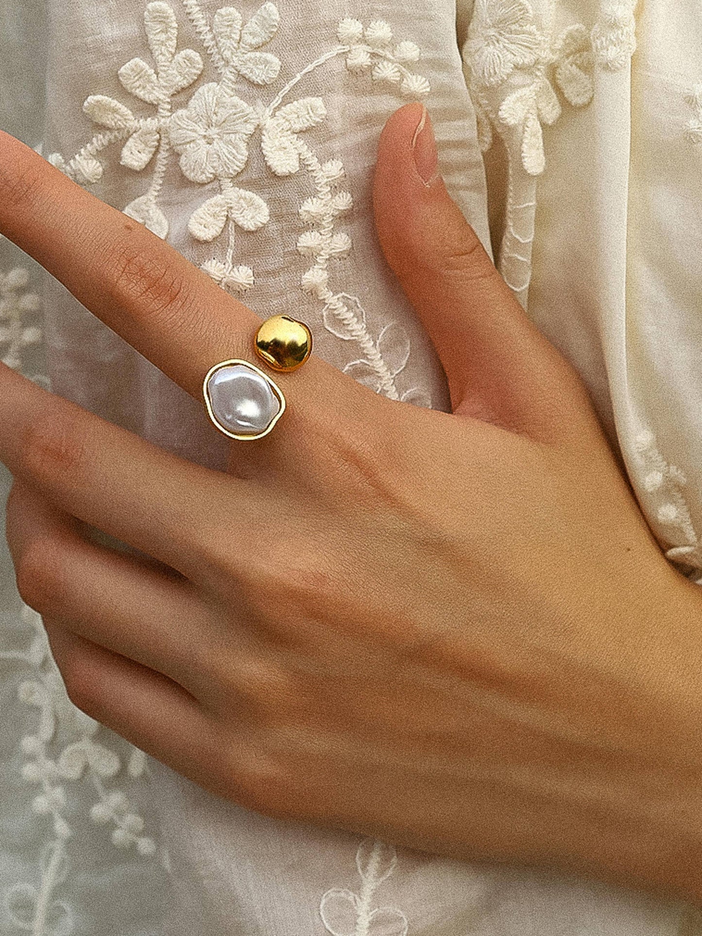 Flânerie by MAIQ - Cambria 18K Non-Tarnish Abstract Pearl Ring: Yellow Gold