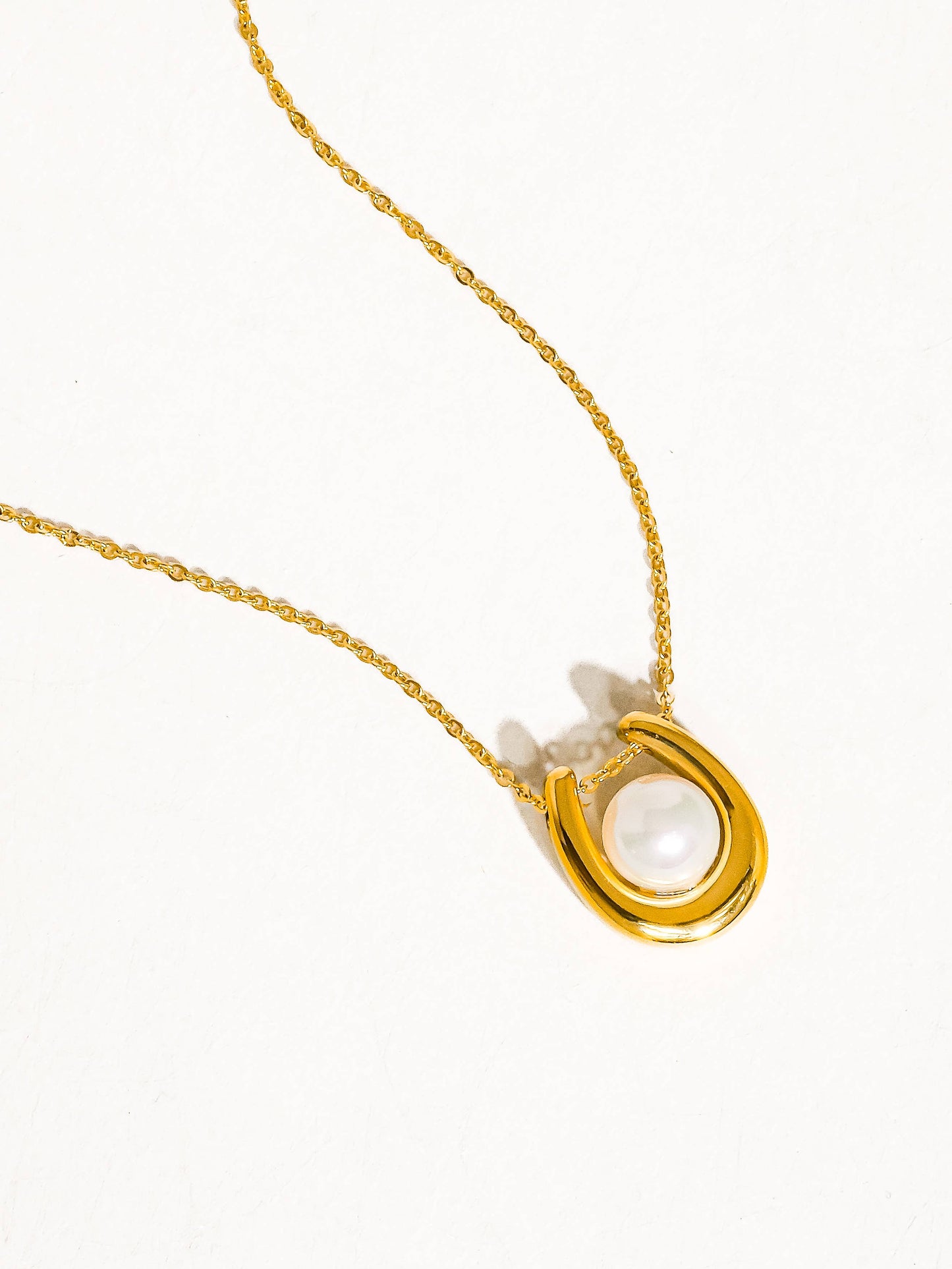 Flânerie by MAIQ - Barn 18K Gold Non-Tarnish Horseshoe Pearl Necklace: Yellow Gold