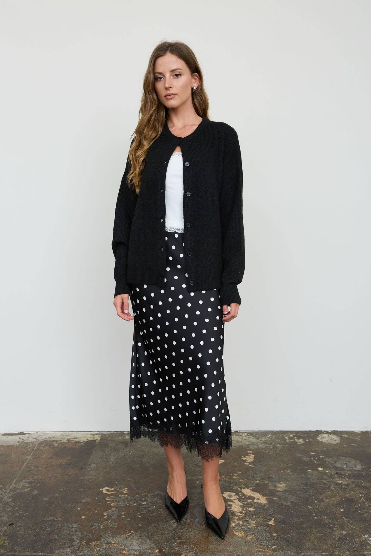 ROUND NECK BUTTON DOWN RIBBED KNIT CARDIGAN: BLACK