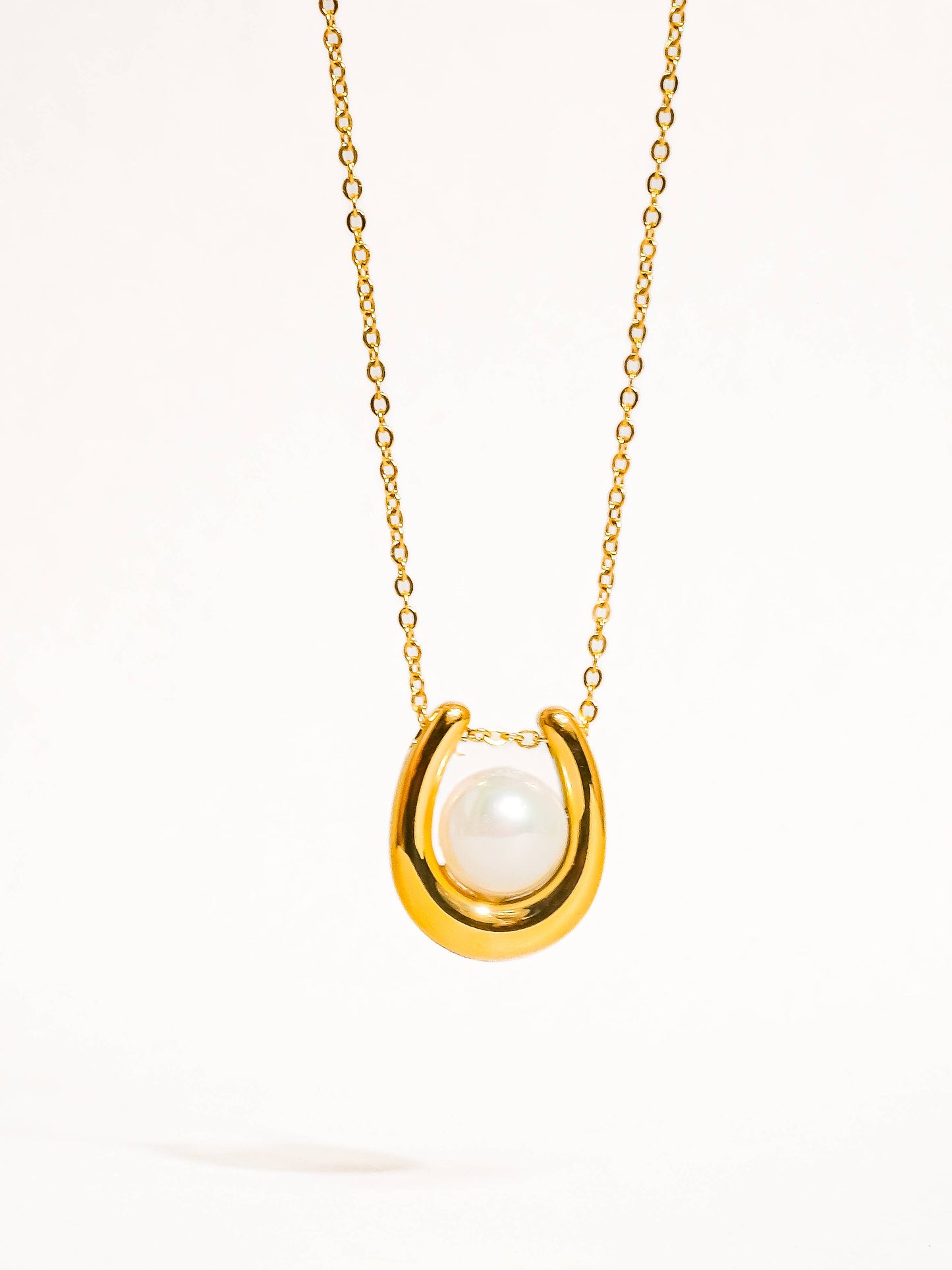 Flânerie by MAIQ - Barn 18K Gold Non-Tarnish Horseshoe Pearl Necklace: Yellow Gold