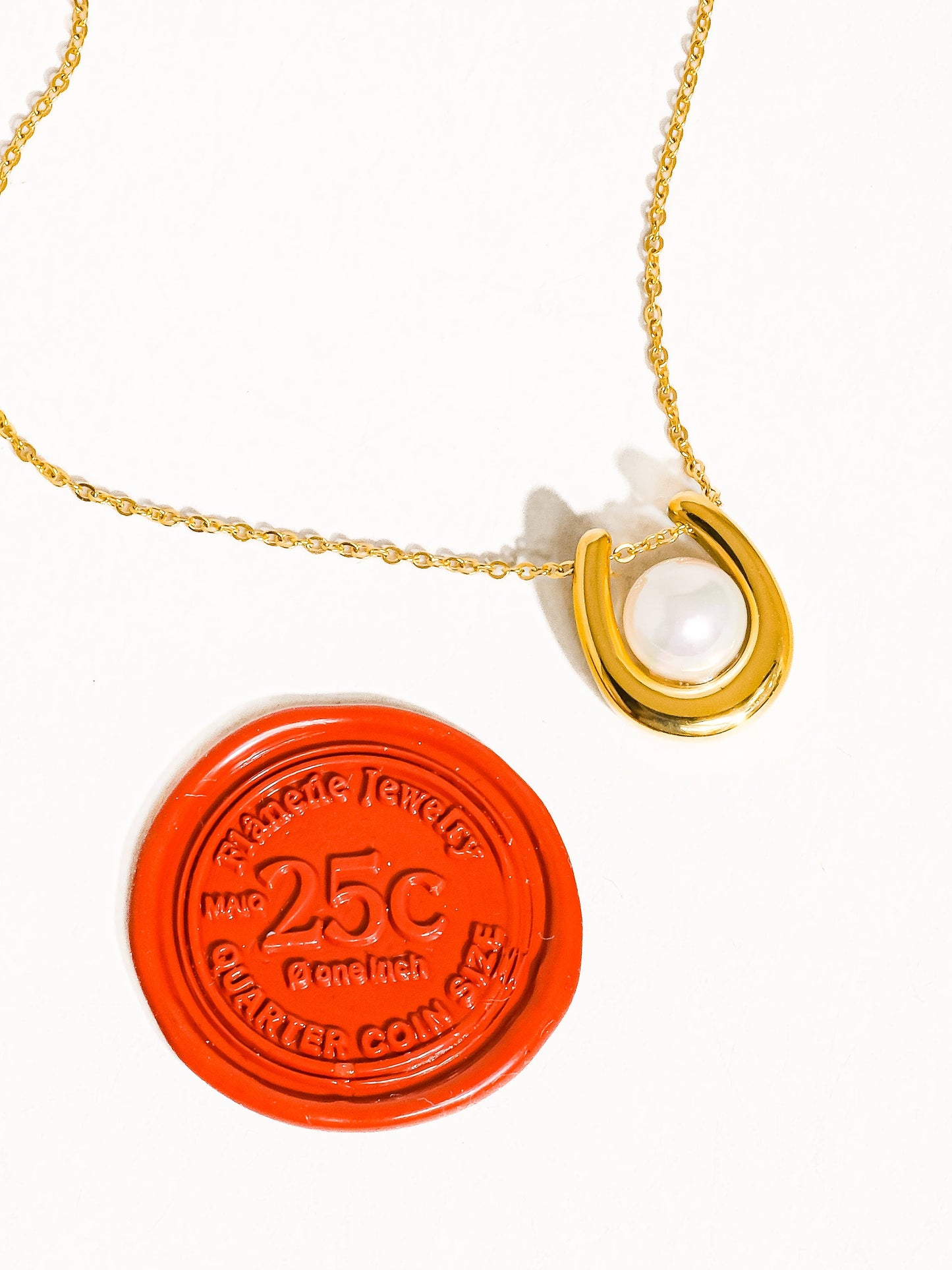 Flânerie by MAIQ - Barn 18K Gold Non-Tarnish Horseshoe Pearl Necklace: Yellow Gold