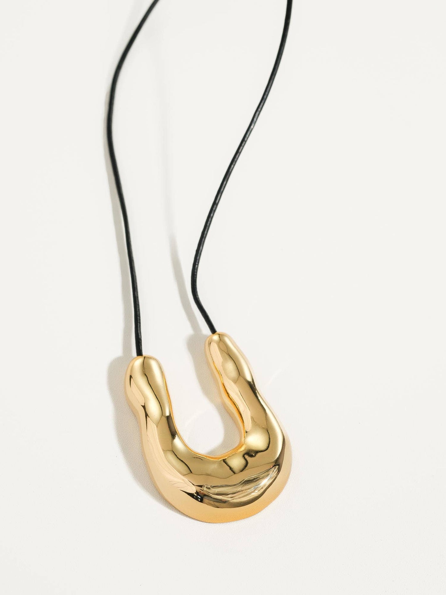 MAIQ Accessories - Sable 18K Gold Horseshoe Western Necklace: Yellow Gold