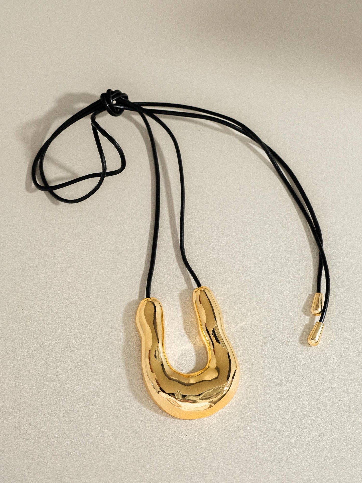 MAIQ Accessories - Sable 18K Gold Horseshoe Western Necklace: Yellow Gold
