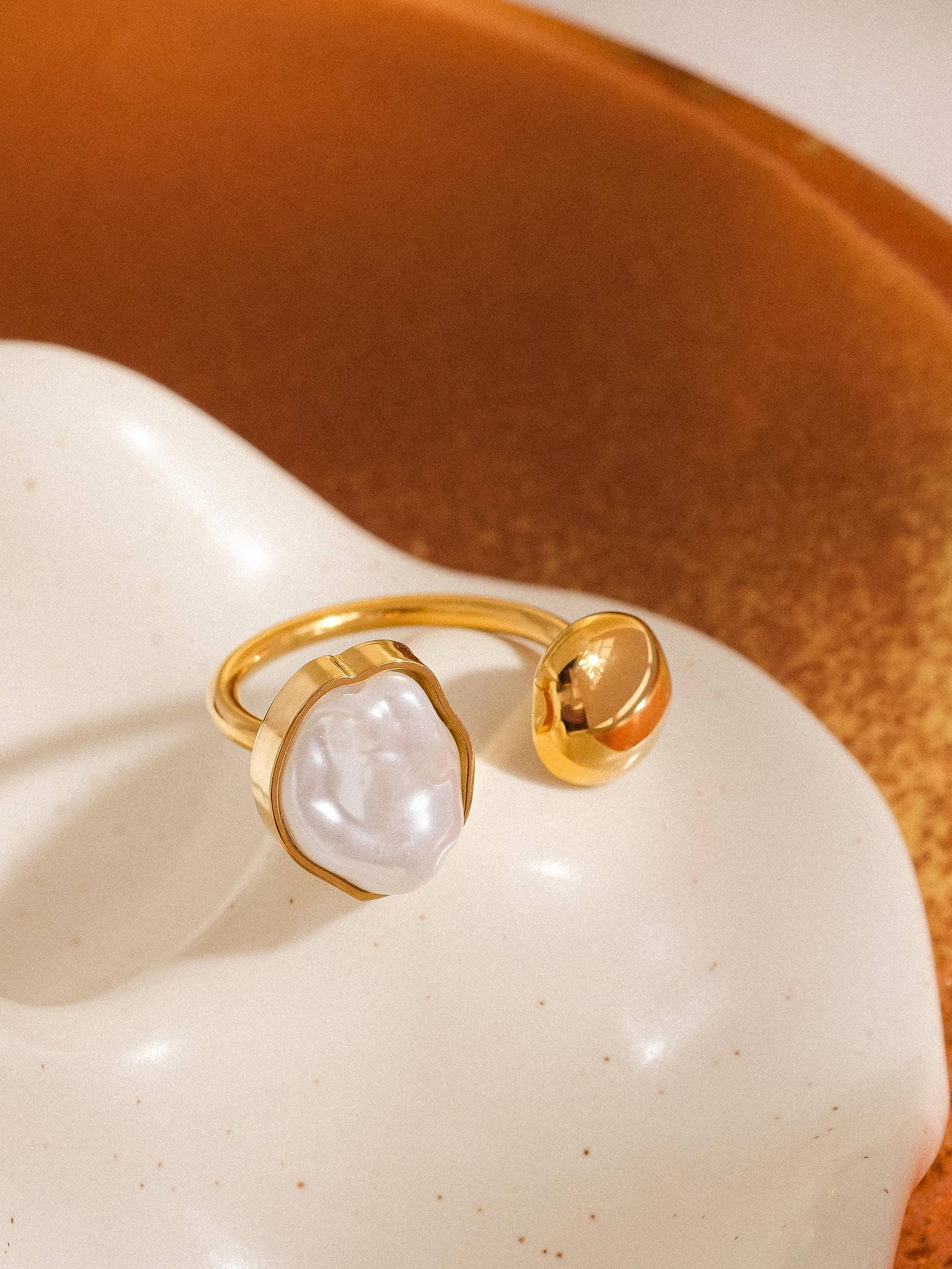 Flânerie by MAIQ - Cambria 18K Non-Tarnish Abstract Pearl Ring: Yellow Gold