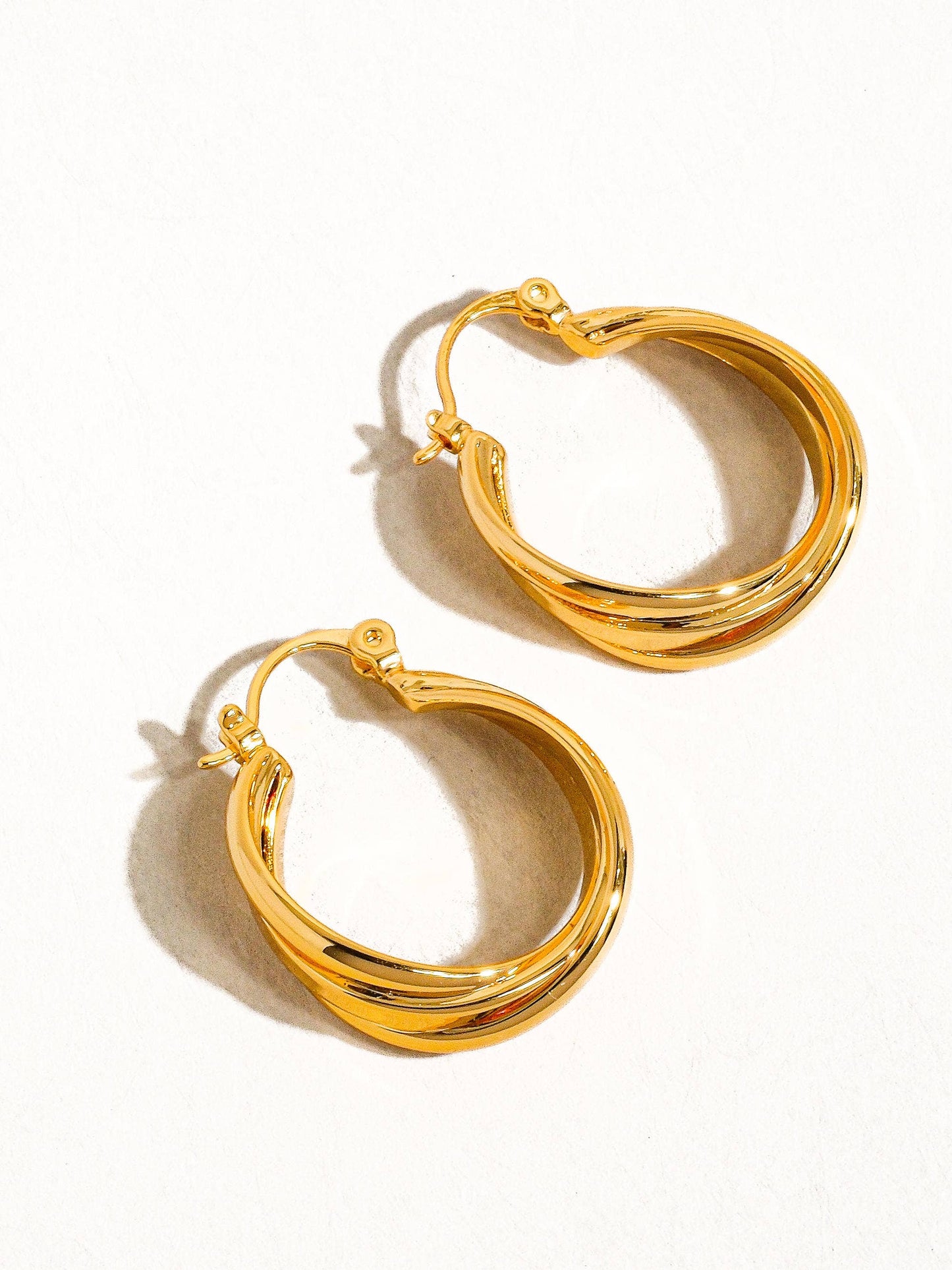 Flânerie by MAIQ - Cheyenne 18k Gold Twisted Hoop Earring: Yellow Gold
