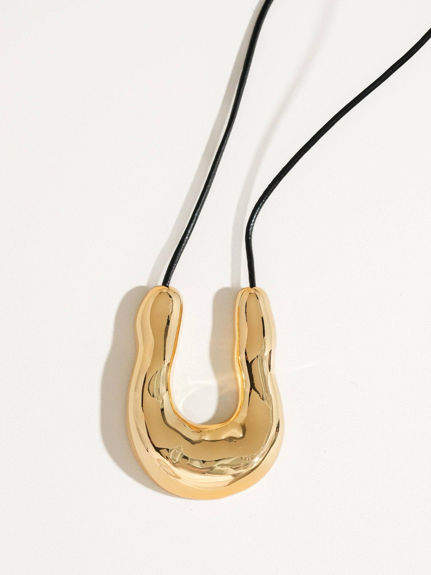MAIQ Accessories - Sable 18K Gold Horseshoe Western Necklace: Yellow Gold