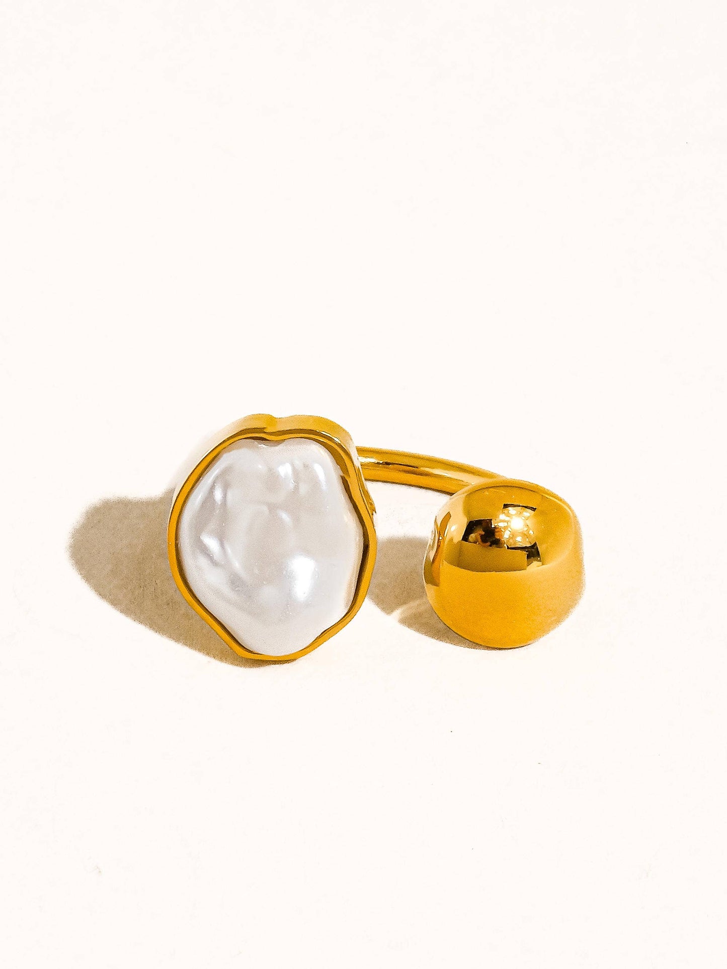 Flânerie by MAIQ - Cambria 18K Non-Tarnish Abstract Pearl Ring: Yellow Gold