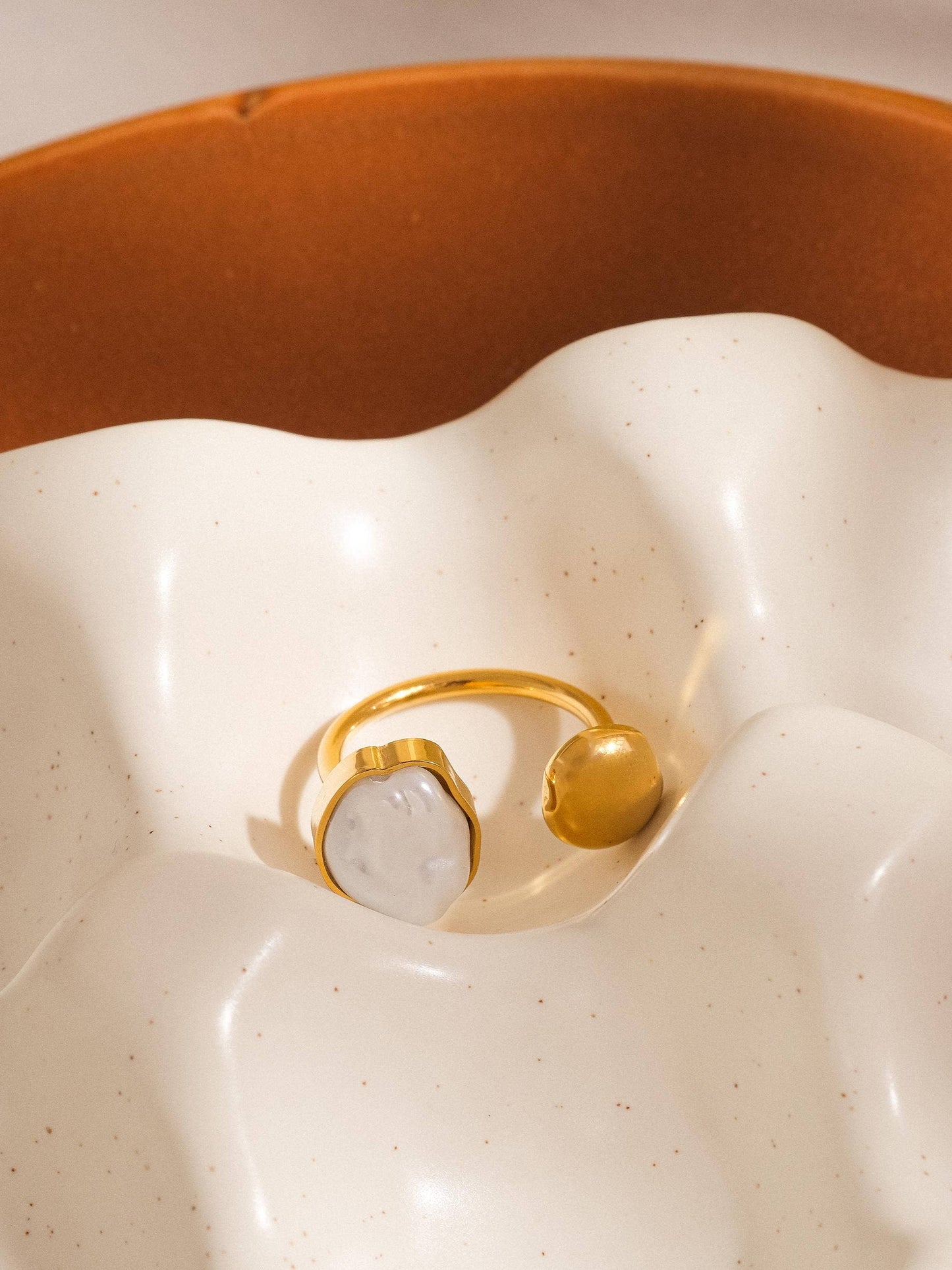 Flânerie by MAIQ - Cambria 18K Non-Tarnish Abstract Pearl Ring: Yellow Gold
