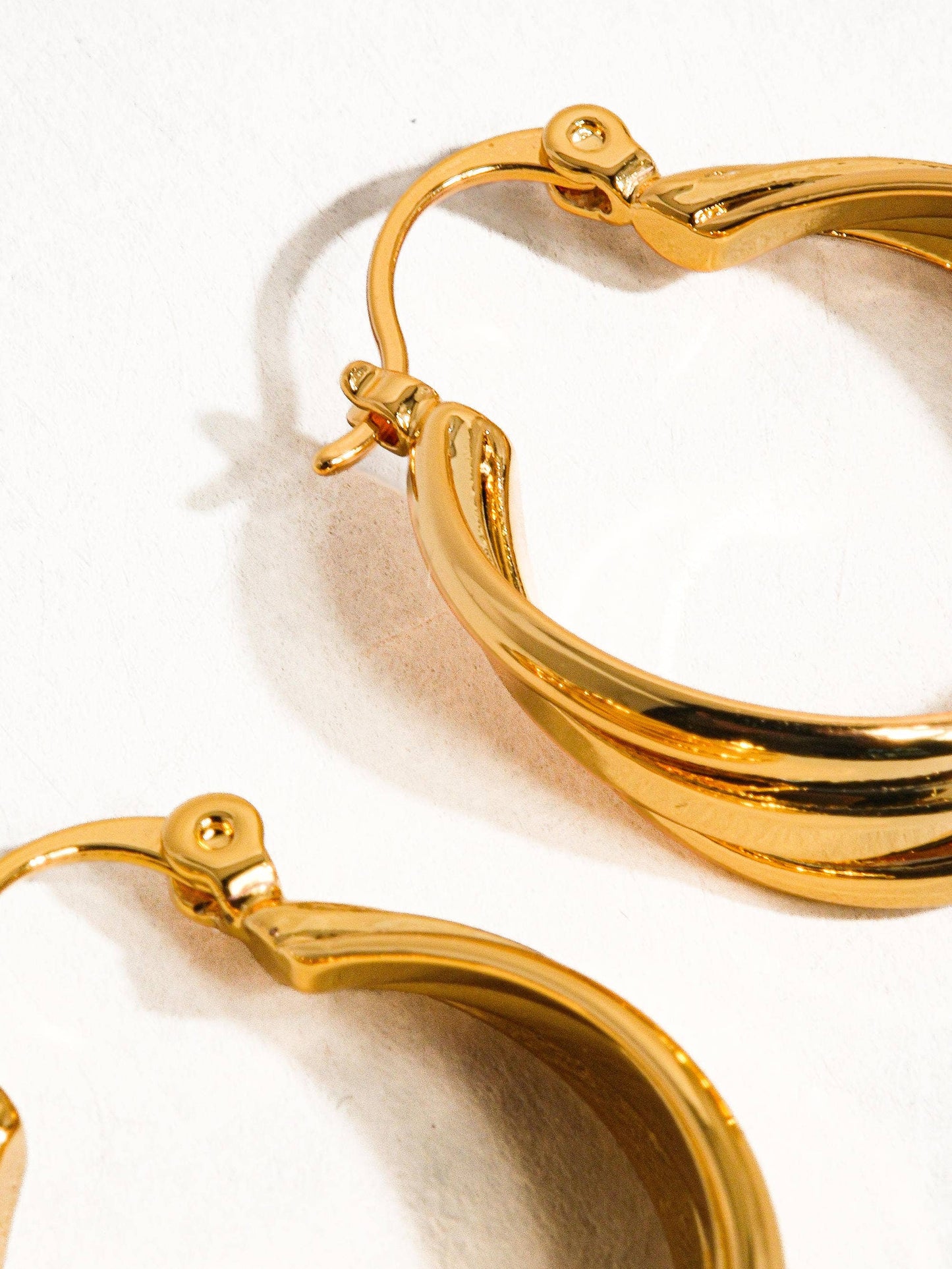 Flânerie by MAIQ - Cheyenne 18k Gold Twisted Hoop Earring: Yellow Gold