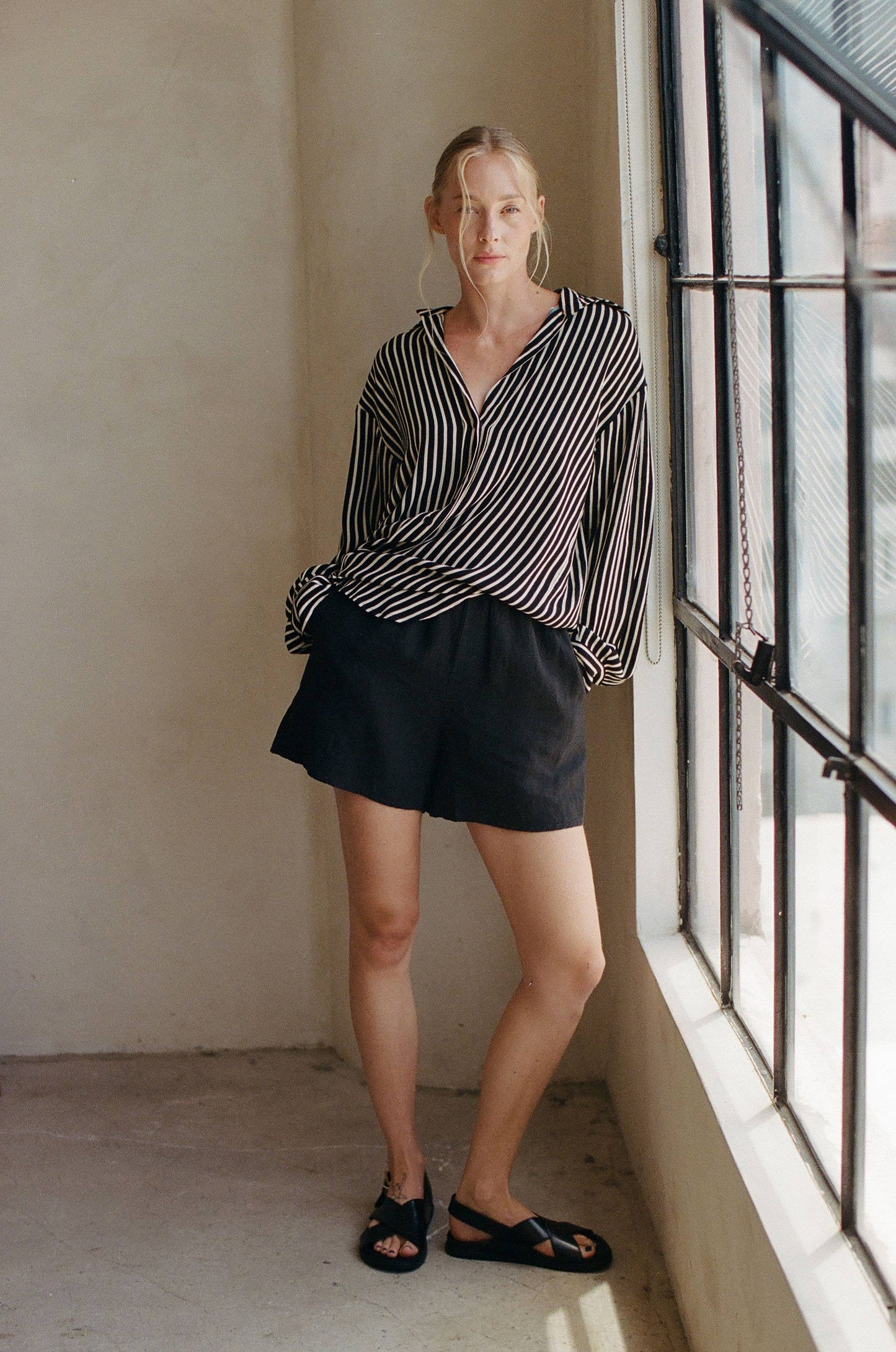 AR1062 | Woven 100% Linen Elastic Waist Shorts With Pockets: Black