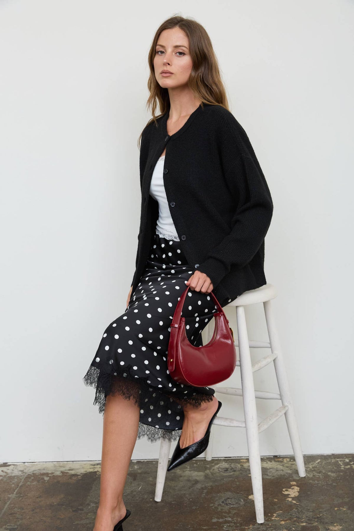 ROUND NECK BUTTON DOWN RIBBED KNIT CARDIGAN: BLACK