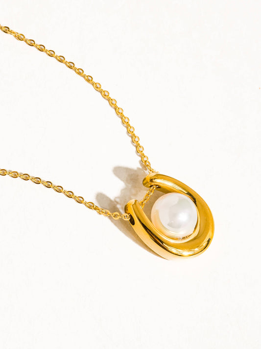 Flânerie by MAIQ - Barn 18K Gold Non-Tarnish Horseshoe Pearl Necklace: Yellow Gold