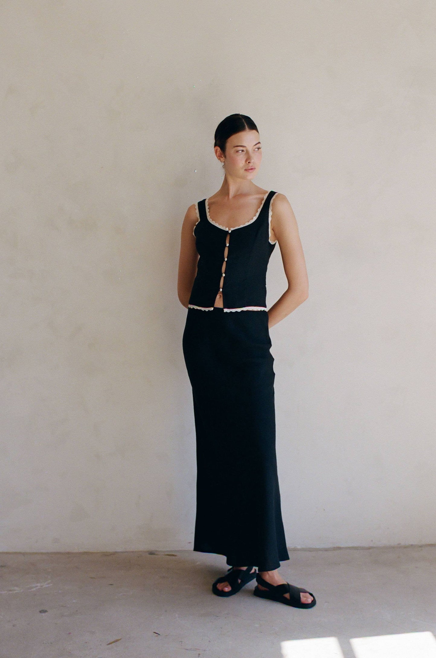 AR1152 | Woven 100% Linen Bias Elastic Waist Long Maxi Skirt: Black