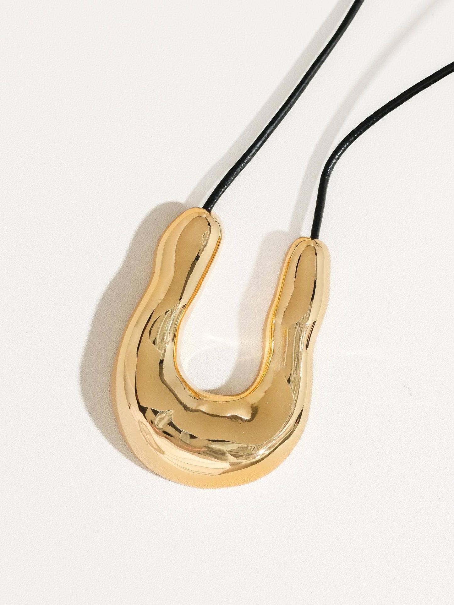 MAIQ Accessories - Sable 18K Gold Horseshoe Western Necklace: Yellow Gold