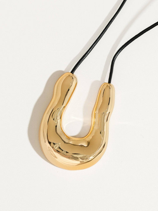 MAIQ Accessories - Sable 18K Gold Horseshoe Western Necklace: Yellow Gold
