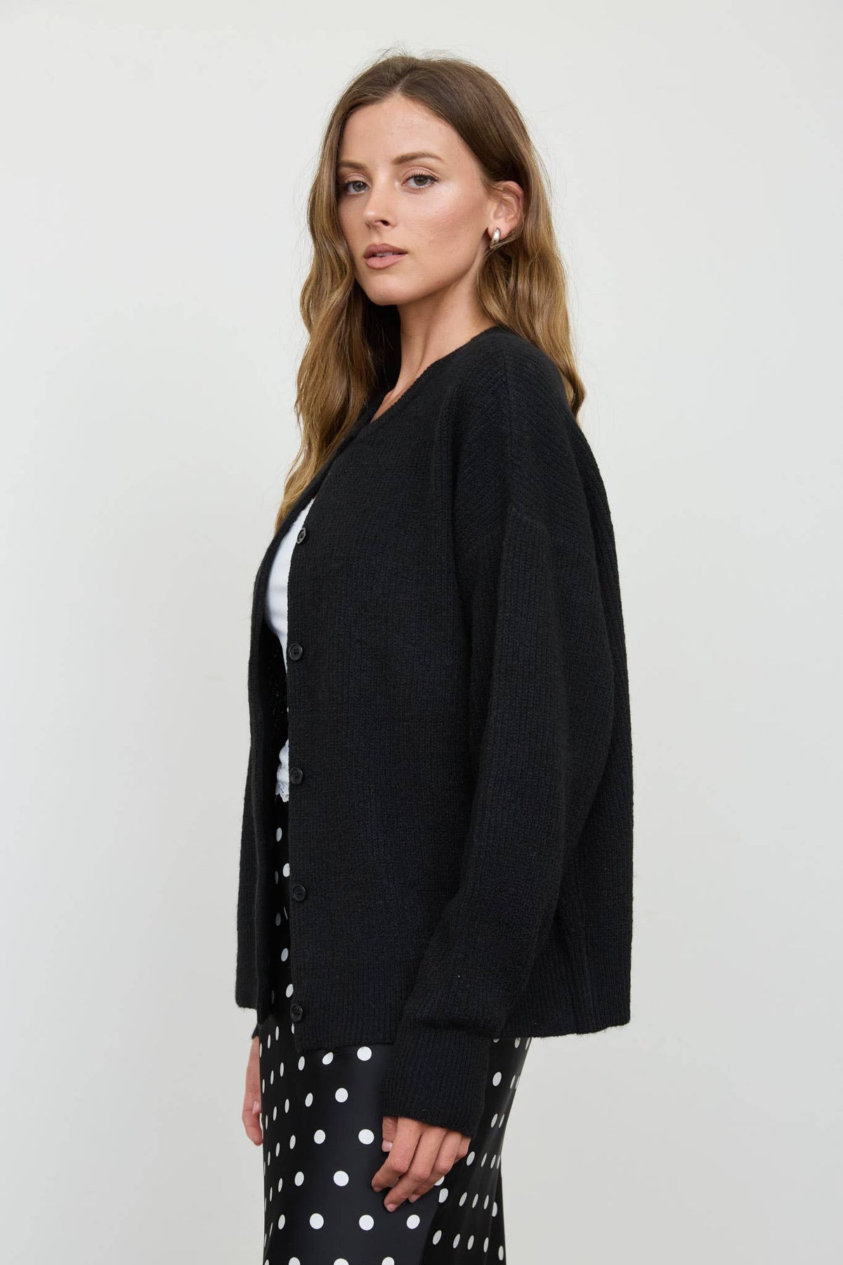 ROUND NECK BUTTON DOWN RIBBED KNIT CARDIGAN: BLACK