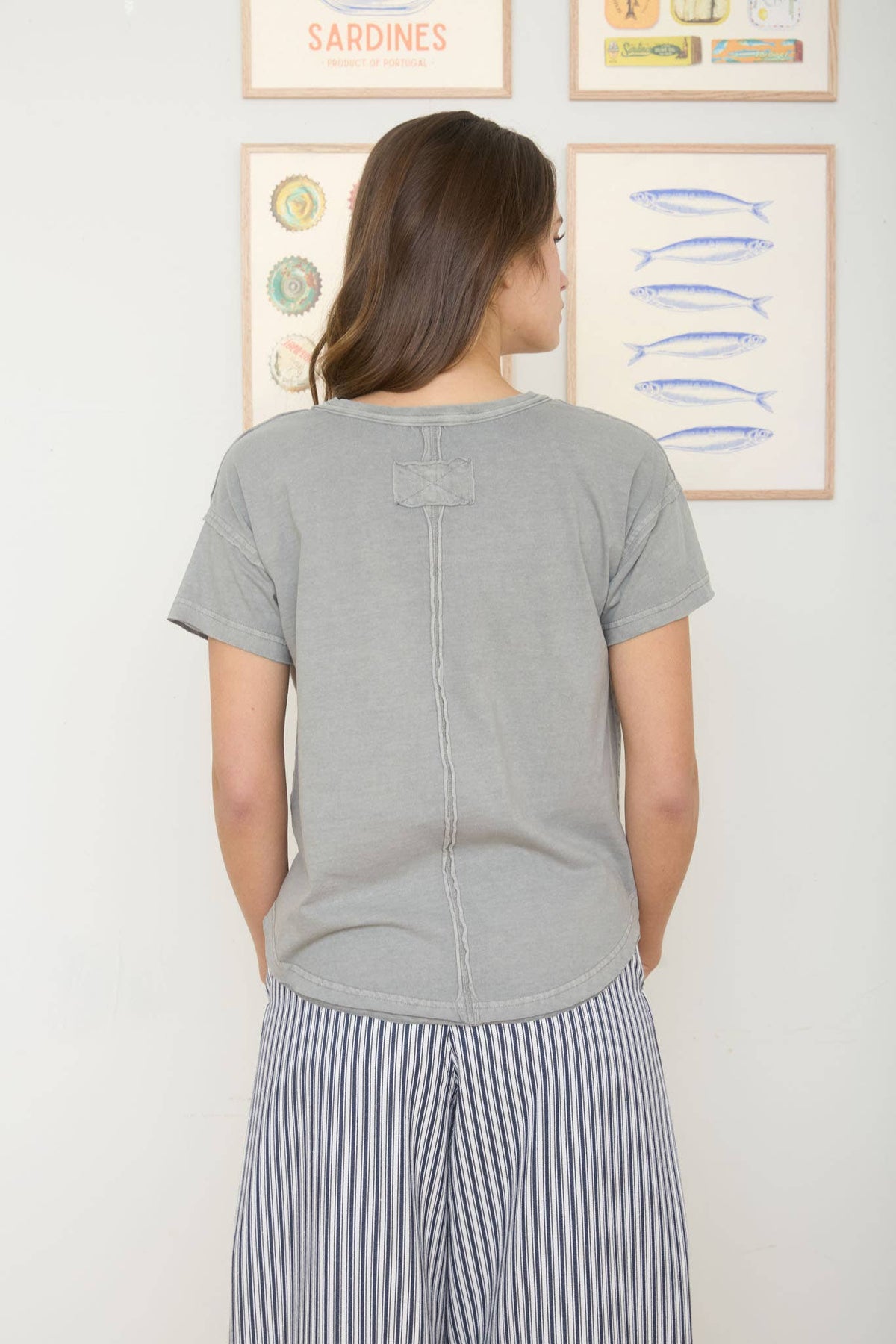 ROUND NECK SHORT SLEEVE EXPOSED SEAM KNIT TOP: GREY