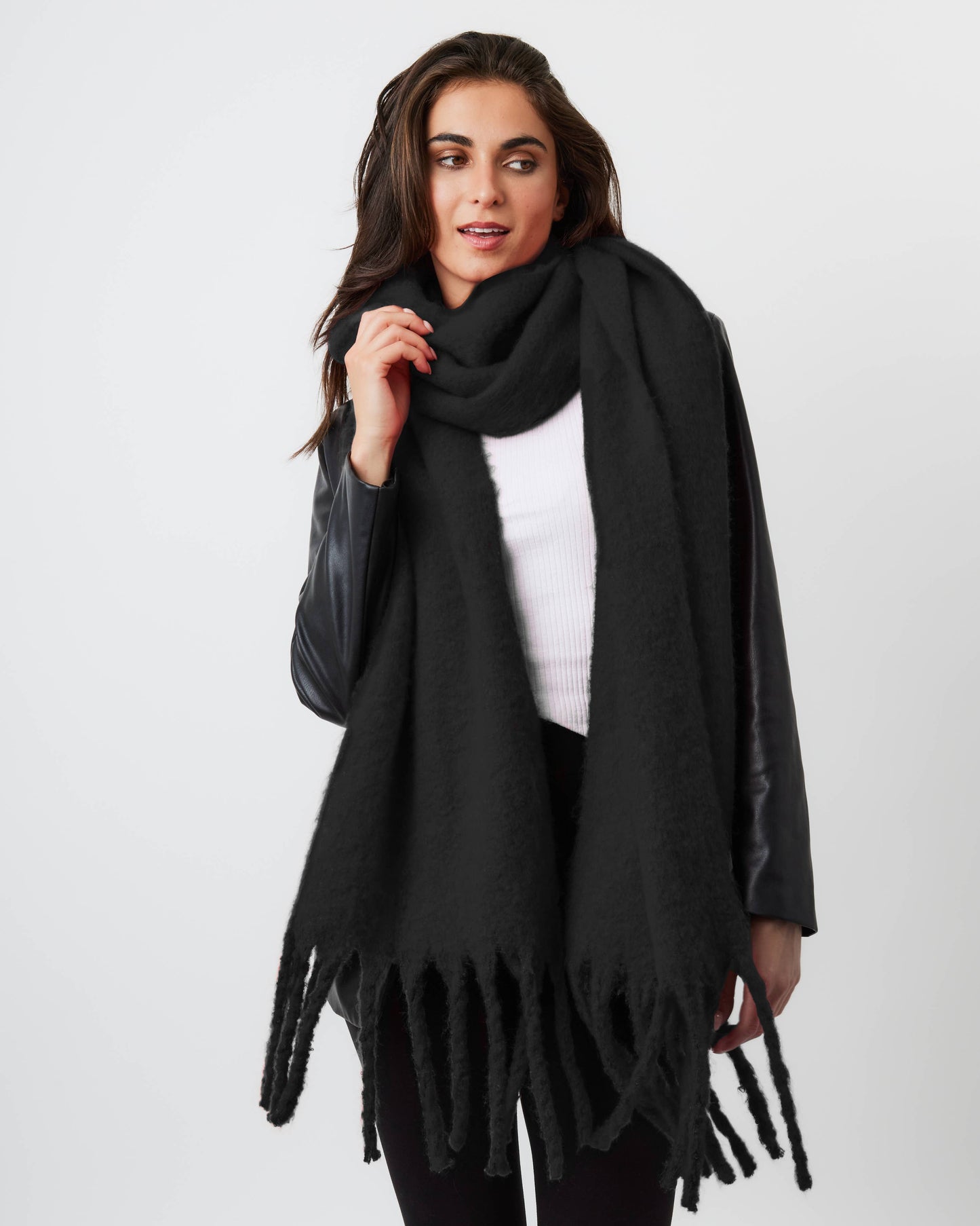 My Accessories London - Women's Oversized Fluffy Chunky Blanket Scarf in Black: Black