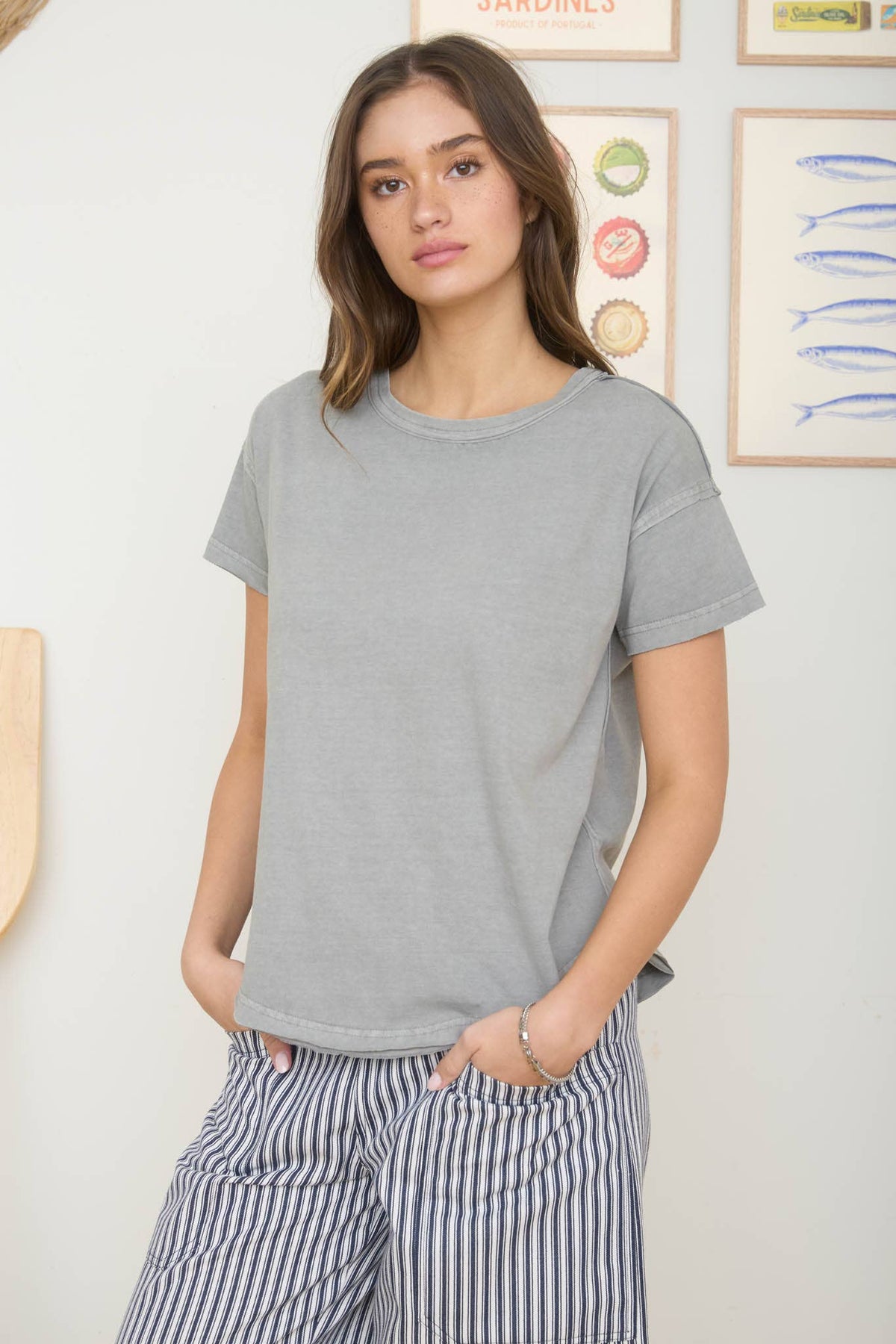 ROUND NECK SHORT SLEEVE EXPOSED SEAM KNIT TOP: GREY