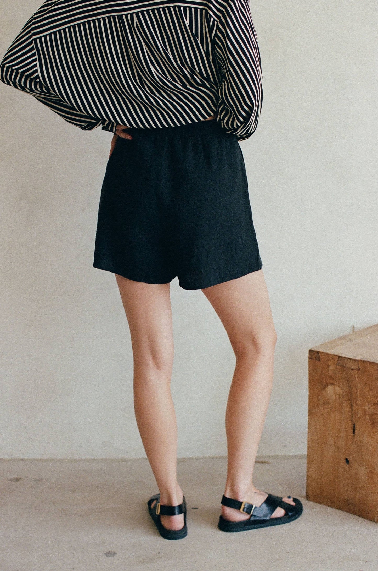 AR1062 | Woven 100% Linen Elastic Waist Shorts With Pockets: Black