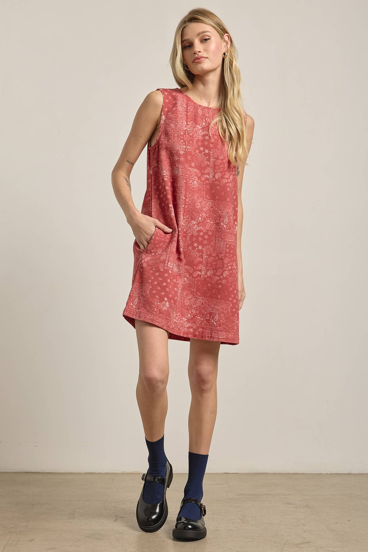 Washed Bandana Print Sleeveless Shift Dress - RD1296: BANDANA RED